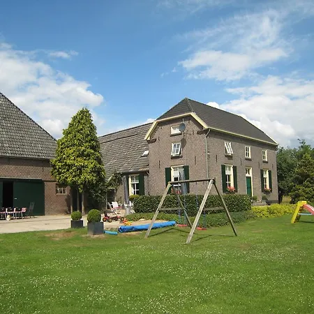 Vakantiehuis Cozy Farmhouse In With Lake Nearby