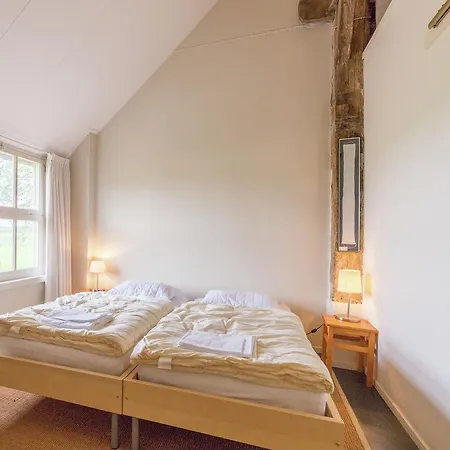 Vakantiehuis Cozy Farmhouse In With Lake Nearby